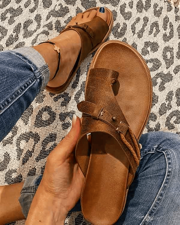 Women's toe loop sandals in brown